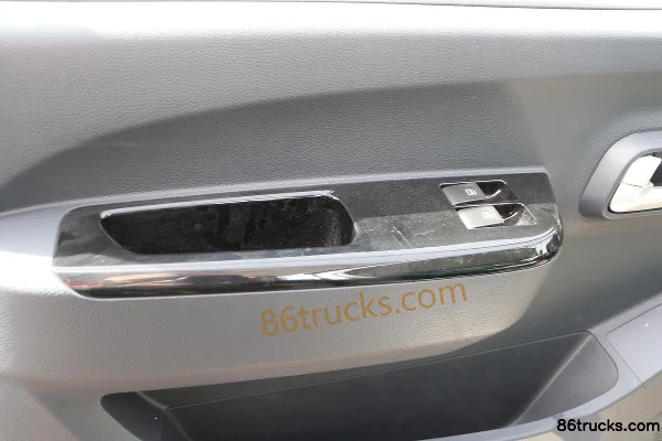 Foton Xiangling V3 1.6L 122 hp 4X2(6 wheels) 2.7m double-row flatbed micro truck (China VI) Cab (2) | 86Trucks
