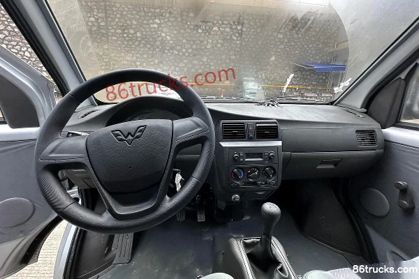 Wuling Rongguang Small Truck 1.5L 102 hp 4X2(6 wheels) gasoline 2.84m single-row sales truck Cab (3) | 86Trucks