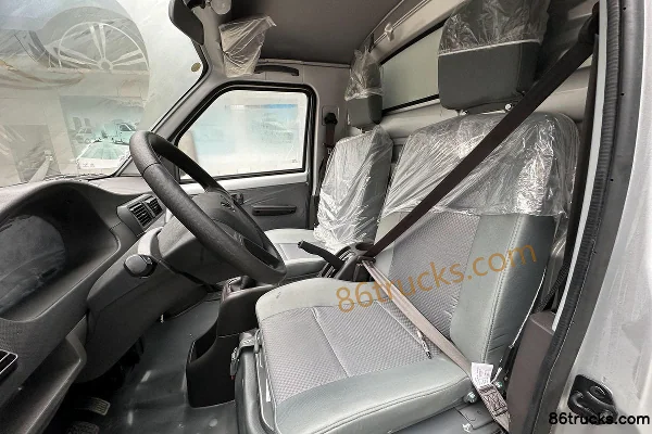 Wuling Rongguang Small Truck 1.5L 102 hp 4X2(6 wheels) gasoline 2.84m single-row sales truck Cab (2) | 86Trucks