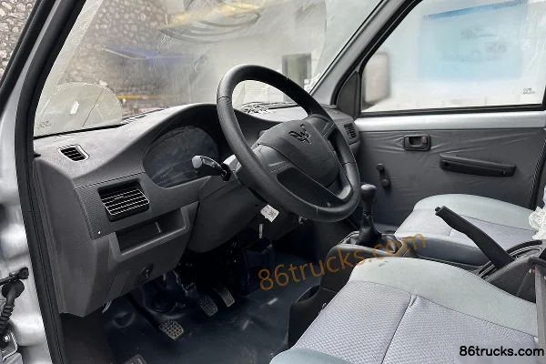 Wuling Rongguang Small Truck 1.5L 102 hp 4X2(6 wheels) gasoline 2.84m single-row sales truck Cab (1) | 86Trucks