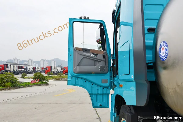 Dongfeng Commercial Vehicle Tianlong Flagship KX King Edition 580 hp 6X4(10 wheels) LNG Automatic Tractor Truck (Hydraulic Retarder) Cab (1)
