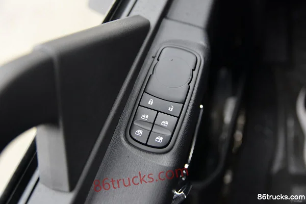 Dongfeng Commercial Vehicle Tianjin KR 4X2(6 wheels) Pure Electric Washing and Sweeping Truck (Kailifeng) Cab (3) | 86Trucks