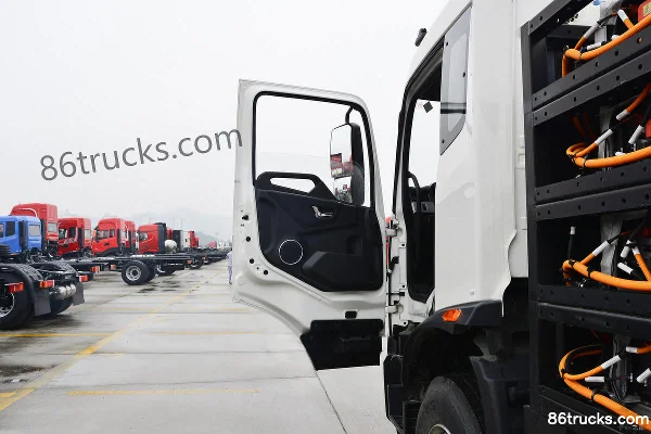 Dongfeng Commercial Vehicle Tianjin KR 4X2(6 wheels) Pure Electric Washing and Sweeping Truck (Kailifeng) Cab (1) | 86Trucks