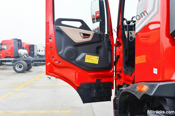 Dongfeng Commercial Vehicle Tianjin KR Elite Edition 240 hp 4X2(6 wheels) 6.8m Stake Truck (High Roof Double Sleeper) Cab (2) | 86Trucks