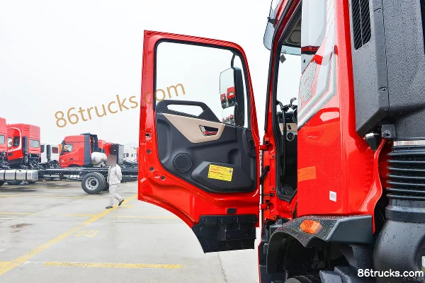 Dongfeng Commercial Vehicle Tianjin KR Elite Edition 240 hp 4X2(6 wheels) 6.8m Stake Truck (High Roof Double Sleeper) Cab (1) | 86Trucks