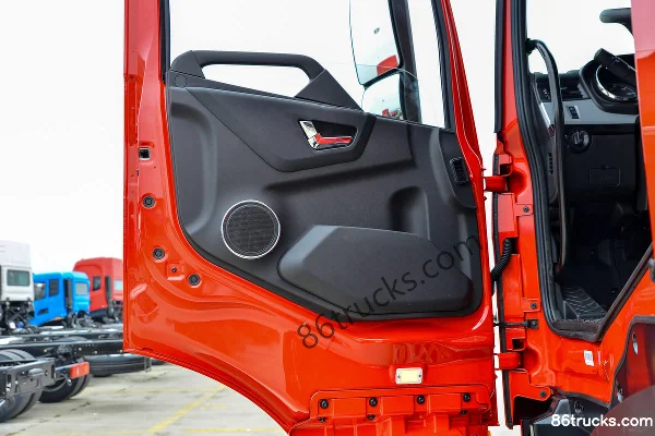 Dongfeng Commercial Vehicle Tianlong KL Heavy Truck 500hp 4X2(6 wheels) LNG Automatic Tractor Truck (Retarder) Cab (3) | 86Trucks