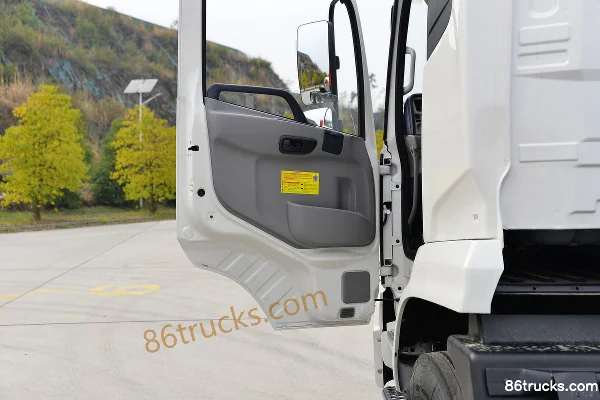 Dongfeng Commercial Vehicle Tianjin VR Medium Truck 210 hp 4X2(6 wheels) 10.5m van cargo truck Cab (2) | 86Trucks