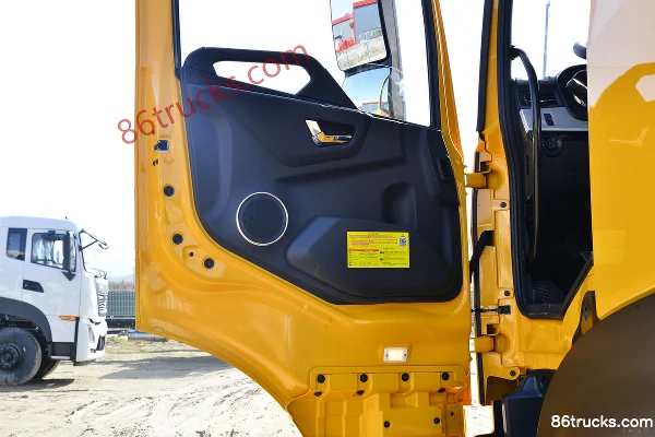 Dongfeng Commercial Vehicle Tianlong KL 350hp 8X4(12 wheels) water sprinkler truck Cab (3) | 86Trucks