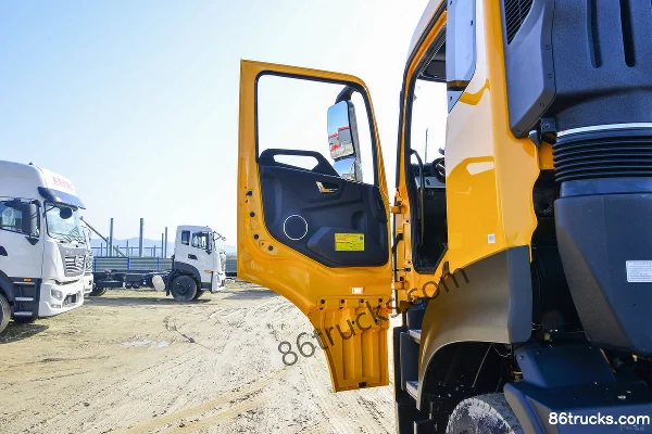 Dongfeng Commercial Vehicle Tianlong KL 350hp 8X4(12 wheels) water sprinkler truck Cab (1) | 86Trucks