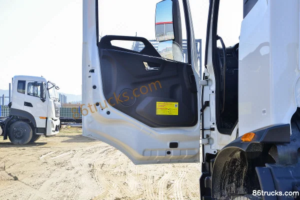 Dongfeng Commercial Vehicle Tianjin KR 300hp 6X4(10 wheels) water sprinkler truck Cab (2) | 86Trucks