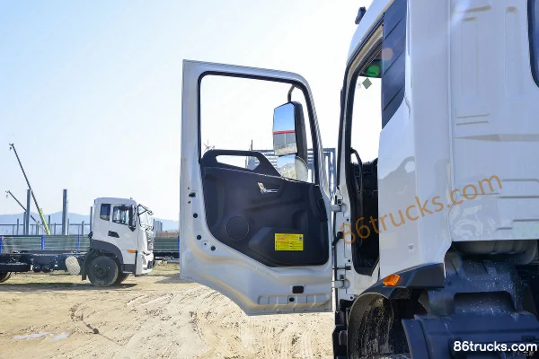 Dongfeng Commercial Vehicle Tianjin KR 300hp 6X4(10 wheels) water sprinkler truck Cab (1) | 86Trucks