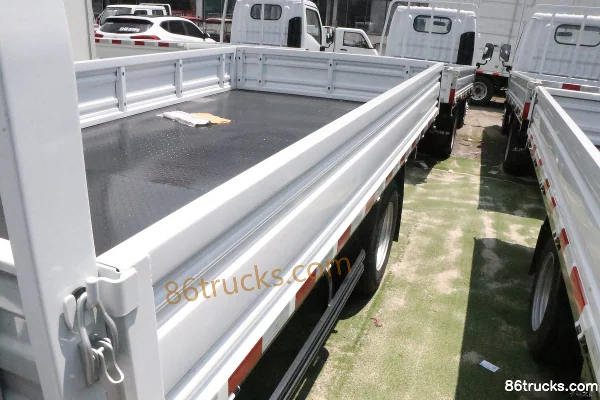 Yuejin Fuxing S100V 2.3L diesel 130 hp 4X2(6 wheels) Mengwo 5-speed 3.805m semi-row flatbed mini truck Body (2) | 86Trucks