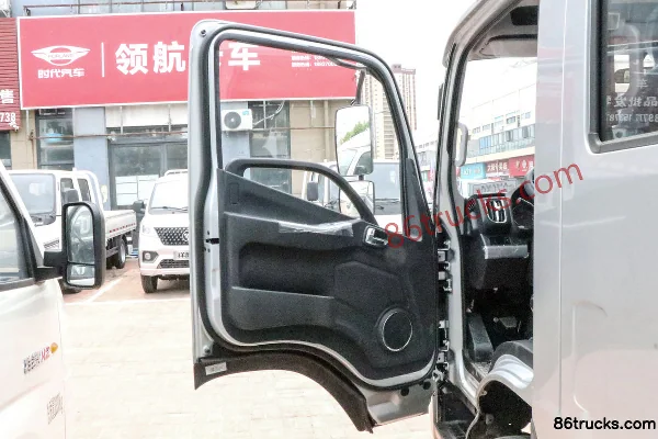 Foton Times Linghang M5 120 hp 4X2(6 wheels) 3.12m double-row flatbed light truck (China VI) Cab (1) | 86Trucks