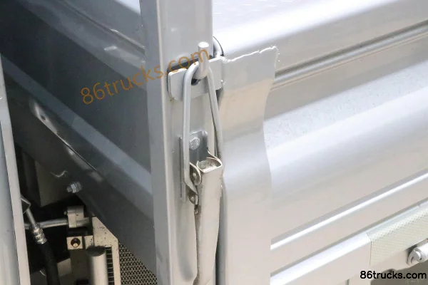 Lanqing Auto Ling R 1.6L 122 ch 4X2(6 roues) essence camion plateau micro benne simple rangée 4,03 m Carrosserie (3) | 86Trucks