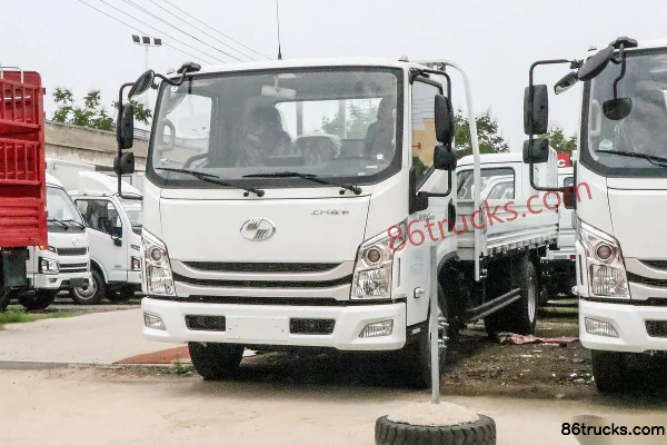 Yuejin Chaoyue C300 Value Edition 155hp 4X2(6 wheels) 4.2m single-row flatbed light truck Exterior (3) | 86Trucks