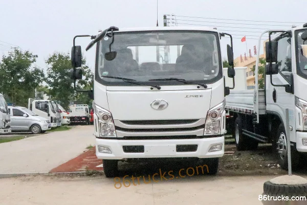 Yuejin Chaoyue C300 Value Edition 155hp 4X2(6 wheels) 4.2m single-row flatbed light truck Exterior (2) | 86Trucks
