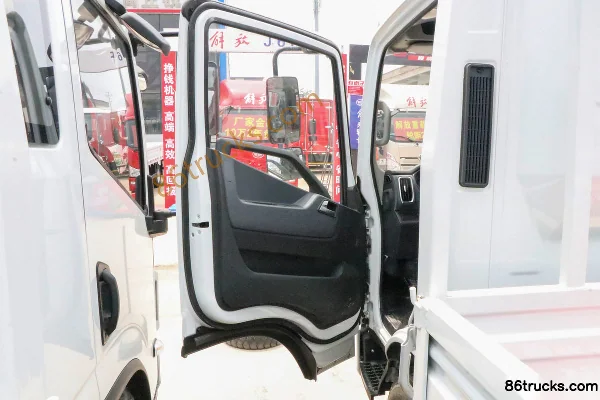 Yuejin Chaoyue C300 Value Edition 155hp 4X2(6 wheels) 4.2m single-row flatbed light truck Cab (1) | 86Trucks