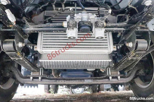 Yuejin Chaoyue C300 Value Edition 155hp 4X2(6 wheels) 4.2m single-row flatbed light truck Chassis (1) | 86Trucks