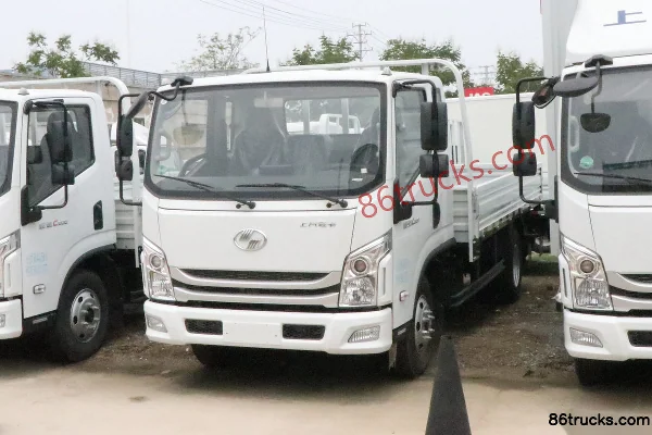 Yuejin Yuejin C300 Value Edition 155 hp 4X2(6 wheels) 3.82m semi-panel flatbed light truck Exterior (3) | 86Trucks