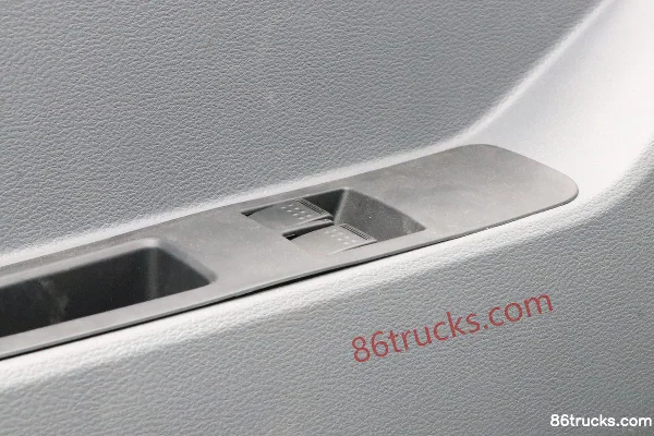 Yuejin Yuejin C300 Value Edition 155 hp 4X2(6 wheels) 3.82m semi-panel flatbed light truck Cab (3) | 86Trucks