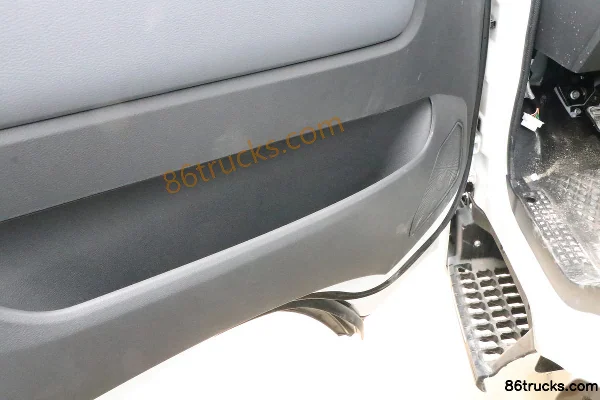 Yuejin Yuejin C300 Value Edition 155 hp 4X2(6 wheels) 3.82m semi-panel flatbed light truck Cab (2) | 86Trucks
