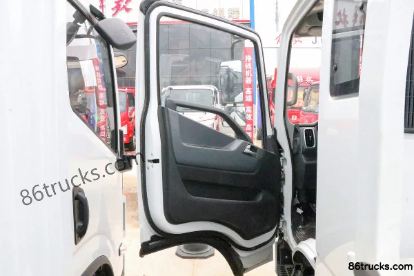 Yuejin Yuejin C300 Value Edition 155 hp 4X2(6 wheels) 3.82m semi-panel flatbed light truck Cab (1) | 86Trucks