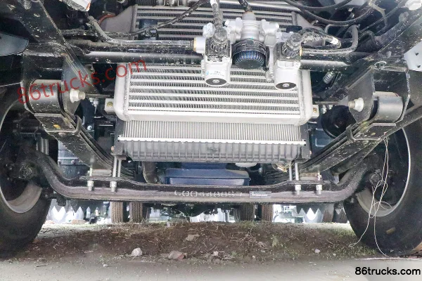 Yuejin Yuejin C300 Value Edition 155 hp 4X2(6 wheels) 3.82m semi-panel flatbed light truck Chassis (1) | 86Trucks