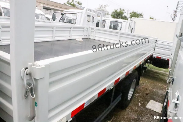 Yuejin Yuejin C300 Value Edition 155 hp 4X2(6 wheels) 3.82m semi-panel flatbed light truck Body (1) | 86Trucks