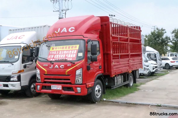 JAC Junling S9 Heavy-Duty Comfort Edition 170hp 4X2(6 wheels) 4.18m Single Row Stake Light Truck Exterior (3) | 86Trucks