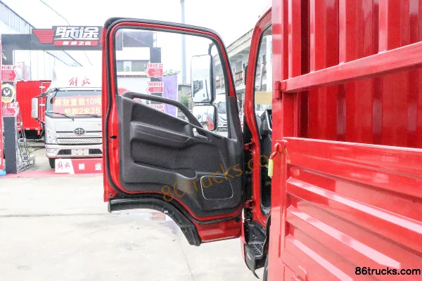 JAC Junling S9 Heavy-Duty Comfort Edition 170hp 4X2(6 wheels) 4.18m Single Row Stake Light Truck Cab (1) | 86Trucks