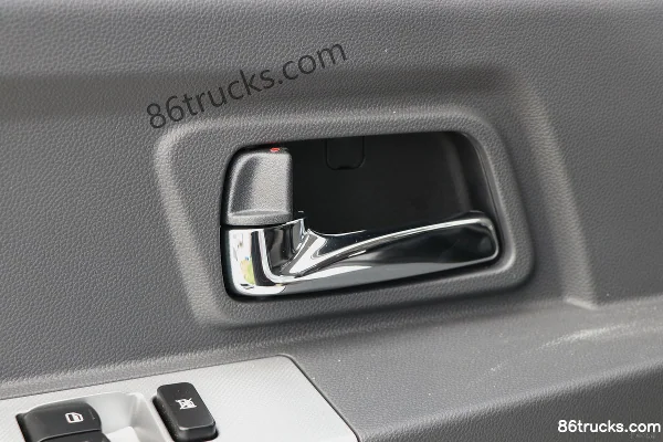 Dongfeng Duolika D5 Ruineng Edition 115hp 4X2(6 wheels) 3.4m semi-row flatbed light truck (China VI) (air brake) Cab (3) | 86Trucks