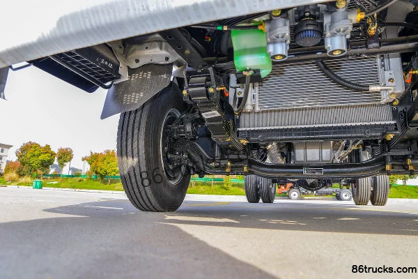 Sanhuan Shitong Chuangke 160 hp 4X2(6 wheels) 4.15m Single Row Flatbed Light Truck Chassis (2) | 86Trucks