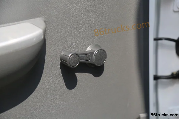 Dongfeng T5 Annual Edition Standard 2.0L 127hp 4X2(6 wheels) CNG 3.03m double-row stake truck (China VI) Cab (3) | 86Trucks