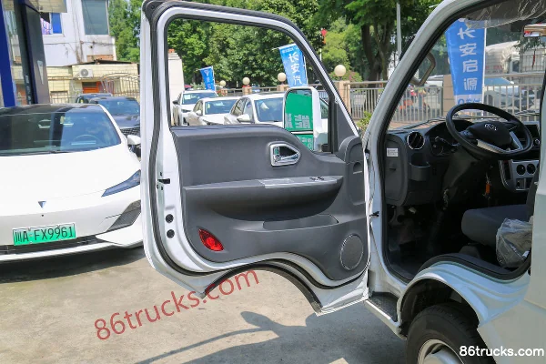 Dongfeng T5 Annual Edition Standard 2.0L 127hp 4X2(6 wheels) CNG 3.03m double-row stake truck (China VI) Cab (1) | 86Trucks