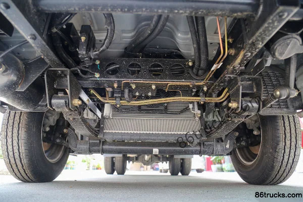Dongfeng T5 Annual Edition Standard 2.0L 127hp 4X2(6 wheels) CNG 3.03m double-row stake truck (China VI) Chassis (1) | 86Trucks