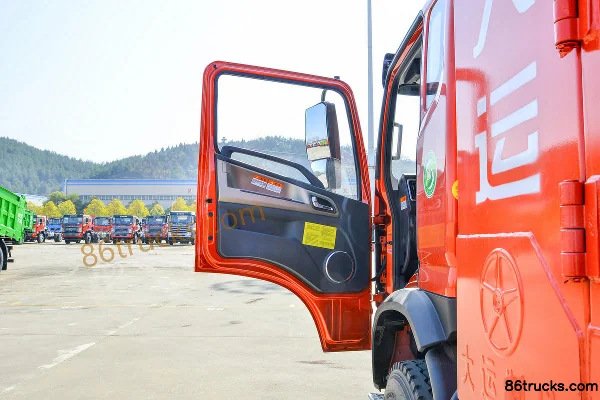 Dayun Yunlong Composite 240 hp 6X2(8 wheels) 4.8m Dump Truck (Lift Axle) Cab (1) | 86Trucks