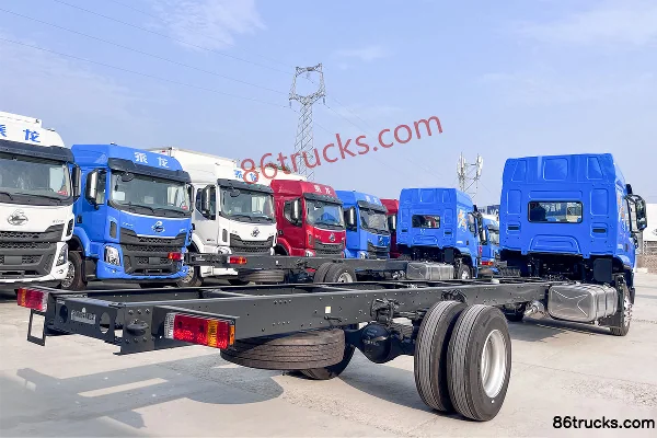 Dongfeng Liuqi Chenglong H5 320hp 4X2(6 wheels) 9.6m Box Cargo Truck Exterior (2) | 86Trucks