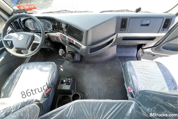 Dongfeng Liuqi Chenglong H5 320hp 4X2(6 wheels) 9.6m Box Cargo Truck Cab (1) | 86Trucks