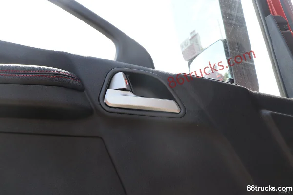 FAW Jiefang Qingdao JK6 medium truck 200 hp 4X2(6 wheels) 5.4m stake truck Cab (3) | 86Trucks