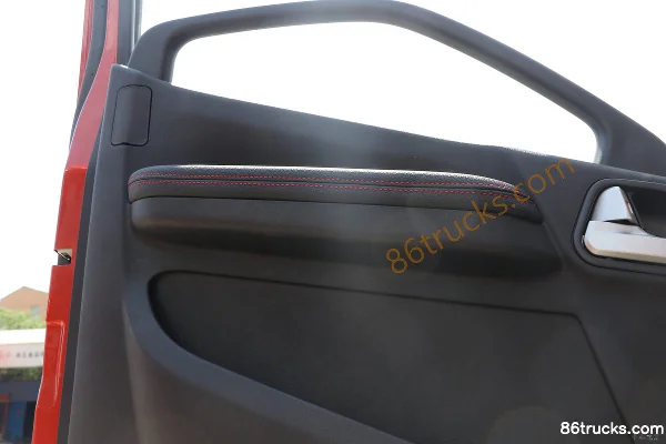 FAW Jiefang Qingdao JK6 medium truck 200 hp 4X2(6 wheels) 5.4m stake truck Cab (2) | 86Trucks