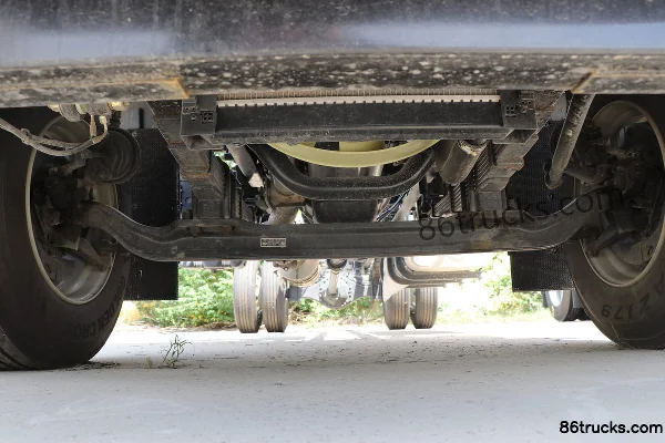 FAW Jiefang Qingdao JK6 medium truck 200 hp 4X2(6 wheels) 5.4m stake truck Chassis (1) | 86Trucks