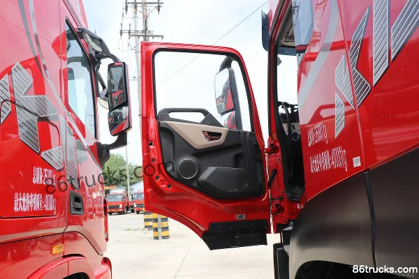 Dongfeng Commercial Vehicle Tianlong KL Heavy Truck 520 hp 6X4(10 wheels) LNG Tractor Truck (Hydraulic Retarder) Cab (1) | 86Trucks