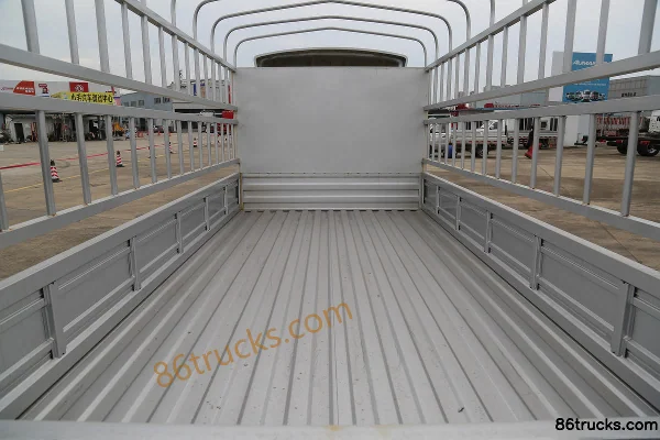 SRM Xinyuan T5LEV 3.5T 3.8m Single Row Pure Electric Cargo Van with Grid Side Panels 55.7kWh 4X2(6 wheels) Body (3) | 86Trucks