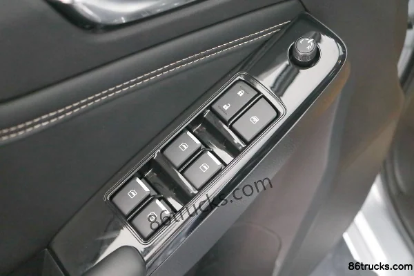 Jiangxi Isuzu Lingtuo 2019 Manual Base 2.5T Diesel 129hp 4WD Double Cab Pickup Chassis (3) | 86Trucks