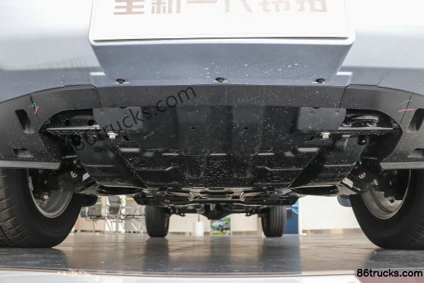 Jiangxi Isuzu Lingtuo 2019 Manual Base 2.5T Diesel 129hp 4WD Double Cab Pickup Body (1) | 86Trucks