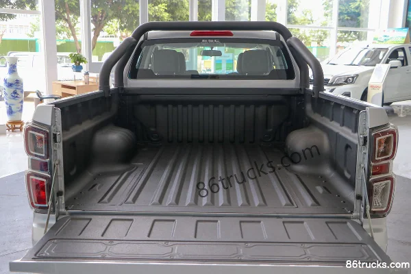 Jiangxi Isuzu Lingtuo 2019 Manual Base 2.5T Diesel 129hp 4WD Double Cab Pickup Body (4) | 86Trucks