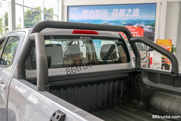 Jiangxi Isuzu Lingtuo 2019 Manual Base 2.5T Diesel 129hp 4WD Double Cab Pickup Body (2) | 86Trucks