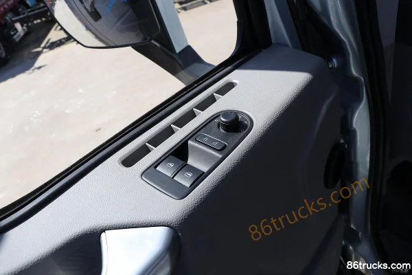 Sinotruk HOWO Tongshuai PRO 170 hp 4X2(6 wheels) 4.15m AT automatic single-row van light truck Cab (3) | 86Trucks