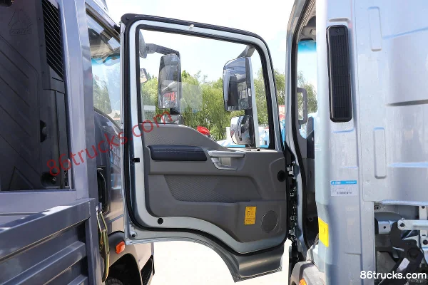 Sinotruk HOWO Tongshuai PRO 170 hp 4X2(6 wheels) 4.15m AT automatic single-row van light truck Cab (1) | 86Trucks