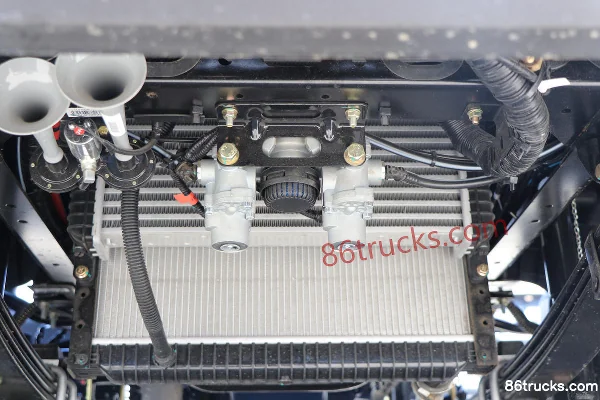 Sinotruk HOWO Tongshuai PRO 170 hp 4X2(6 wheels) 4.15m AT automatic single-row van light truck Chassis (2) | 86Trucks
